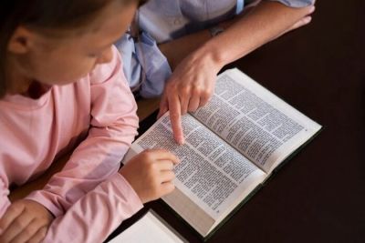 В Україні пропонують зробити обов’язковим читання Біблії у дитсадках і школах