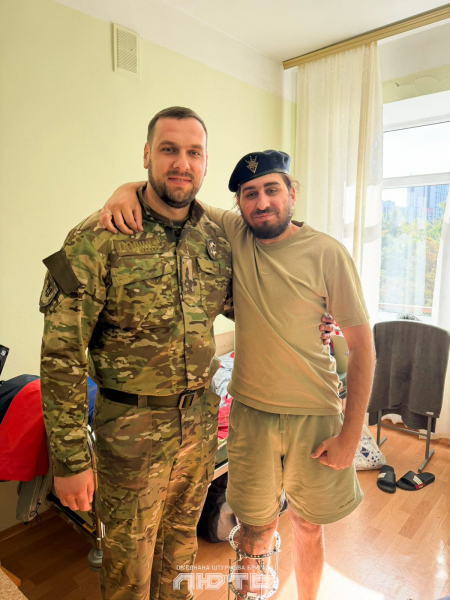 Пораненим бійцям бригади «Лють» вручили бойові нагороди під час реабілітації (фото)