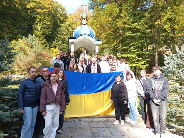 Учні та педагоги з Бережан пройшли Хресну дорогу за мир в Україні (фото)