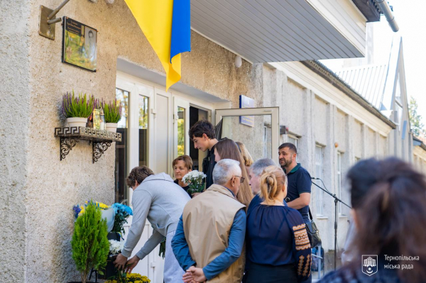 Меморіальну дошку 19-річному захиснику Миколі Курику відкрили у Тернополі на фасаді школи №24 (фото)