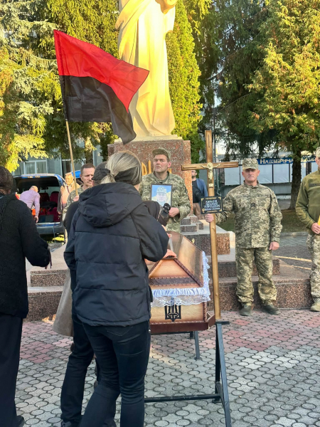 Рідні схилили голови над домовиною: Підволочиськ зустрів полеглого воїна Михайла Кириліва (фото)
