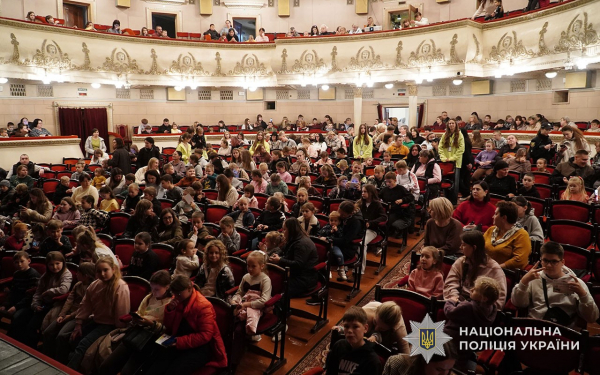 Театральне дозвілля для дітей поранених і безвісти зниклих захисників влаштували у Тернополі (фото)