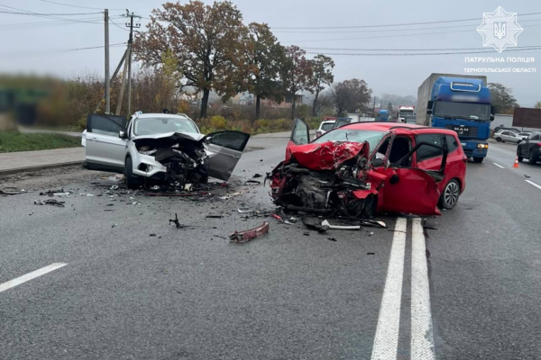 Водій загинув, ще троє осіб отримали травми: подробиці аварії у Смиківцях (фото)