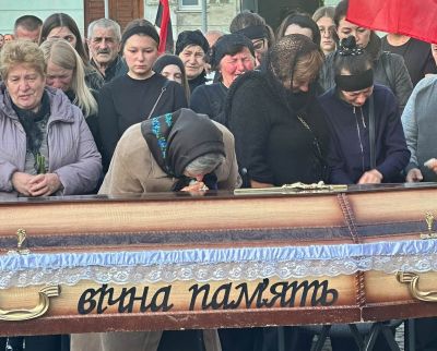 Рідні схилили голови над домовиною: Підволочиськ зустрів полеглого воїна Михайла Кириліва (фото)