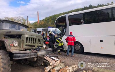 Вантажівка зіткнулася з автобусом у Монастирській громаді: травмувалися двоє водіїв (фото)
