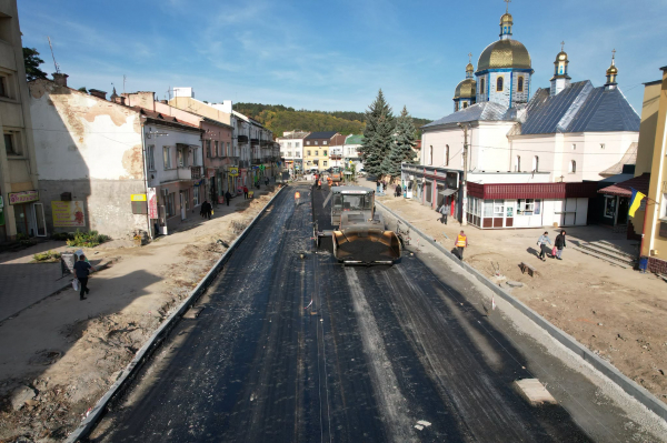 На міжнародній трасі, яка пролягає через Тернопільщину, стартував новий етап ремонту: влаштування асфальтобетону (фото, відео)