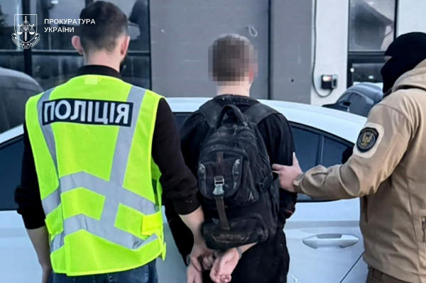 У Тернополі 19-річний студент підпалив два авто, бо ті ніби то наводили шахеди на місто (фото)