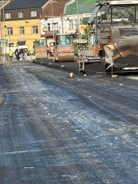 Через Теребовлю на трасі М-19 почали стелити новий асфальт (фото)