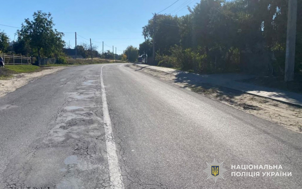 У Почаєві дівчина на електровелосипеді наїхала на 78-річну жінку (фото)