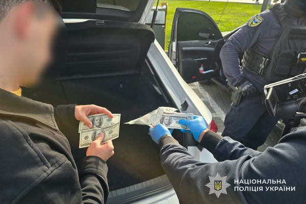 Обіцяв зняти з розшуку ТЦК за 6 тисяч доларів: підозрюють 20-річного жителя Тернополя (фото)