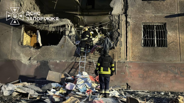 Вісім загиблих і 16 поранених: росія вдарила авіабомбами по Запоріжжю (фото)